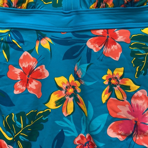 Land’s End Women’s One Piece Bathing Suit - Picture 2 of 8